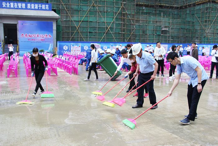 住建系統(tǒng)工會活動當(dāng)天項目黨員帶頭行動保障會議順利開展1.jpg